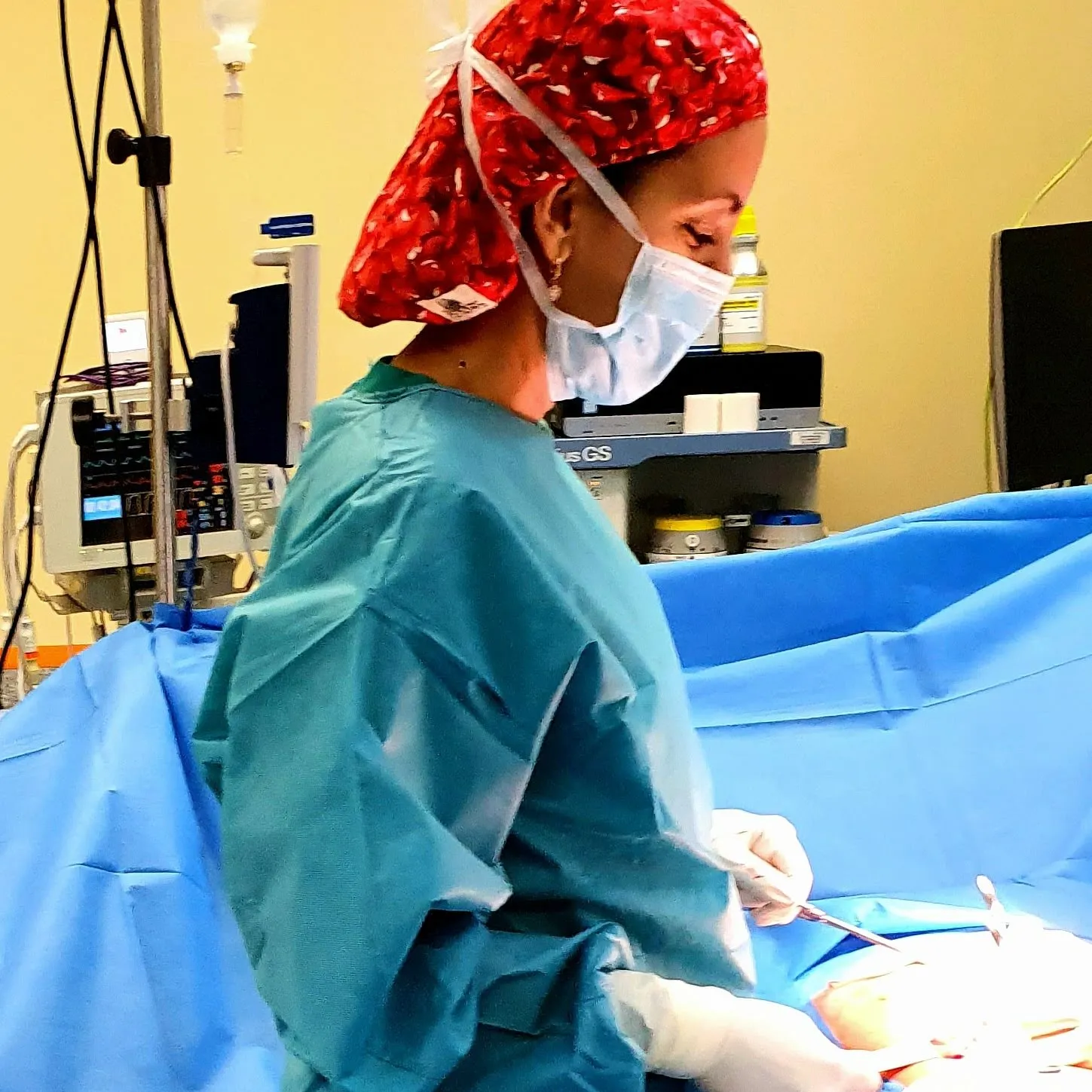 La doctora operando en quirófano